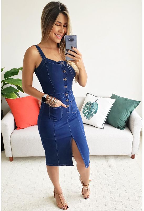 vestido midi com blusa jeans