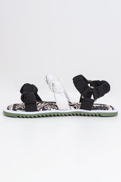 Sandalia-rasteira-nos-farm--principal Sandalia-rasteira-nos-farm--principal