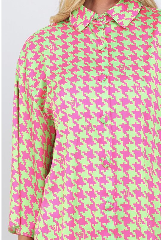 Camisa-alongada-estampada-lanca-perfume-detalhe