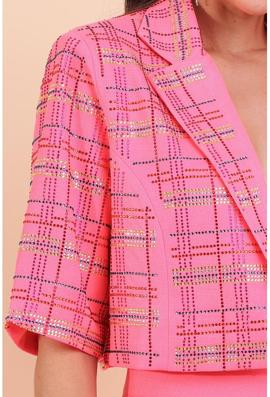 Blazer-cropped-com-aplicacoes-amar-de-amarante-detalhe Blazer-cropped-com-aplicacoes-amar-de-amarante-detalhe