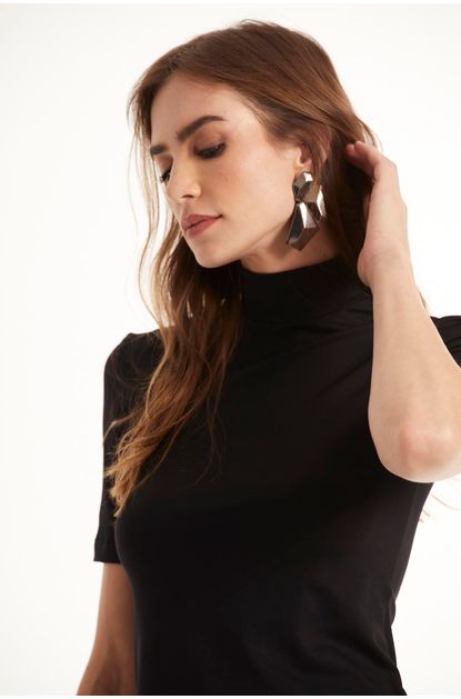 Blusa-basica-manga-curta-canal-esquerda