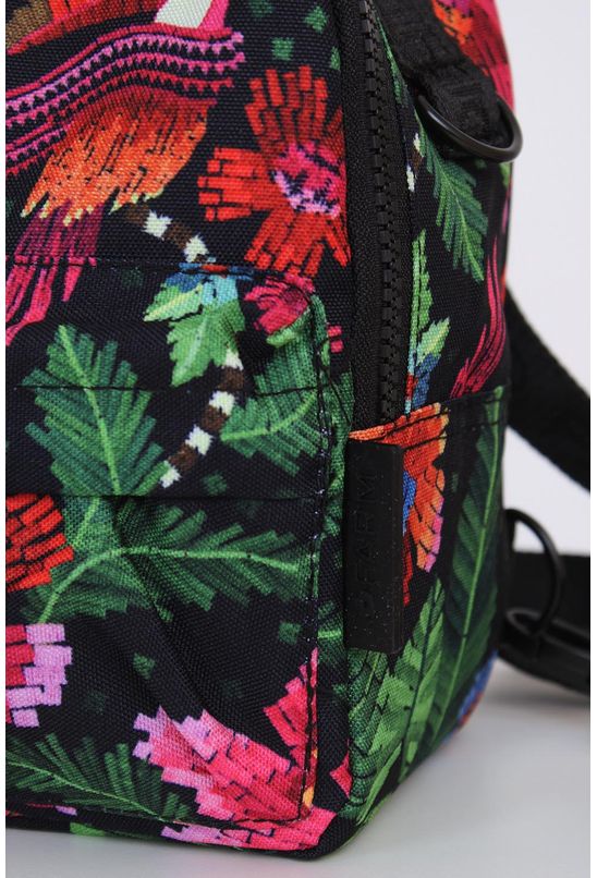 Mochila-mini--borogodo-florescer-black-farm-esquerda