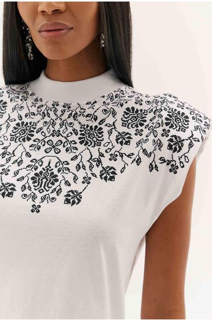 T-shirt-muscle-alongada-amar-de-amarante-direita