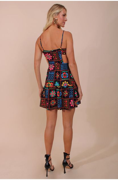 Vestido-curto-alca-bordado-patch-pequia-esquerda
