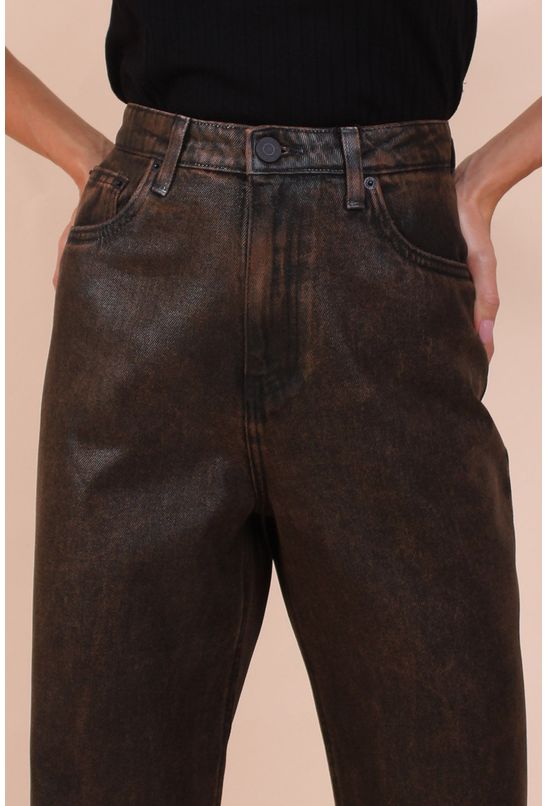 Calca-jeans-reta-like-leather-marrom-animale-jeans-detalhe