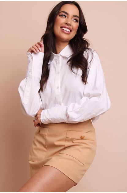 Saia-curta-quadrada-com-bolso-lanca-perfume-direita