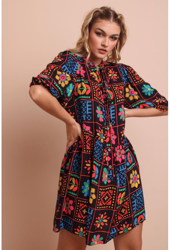 Vestido-curto-bordado-patch-pequia-direita