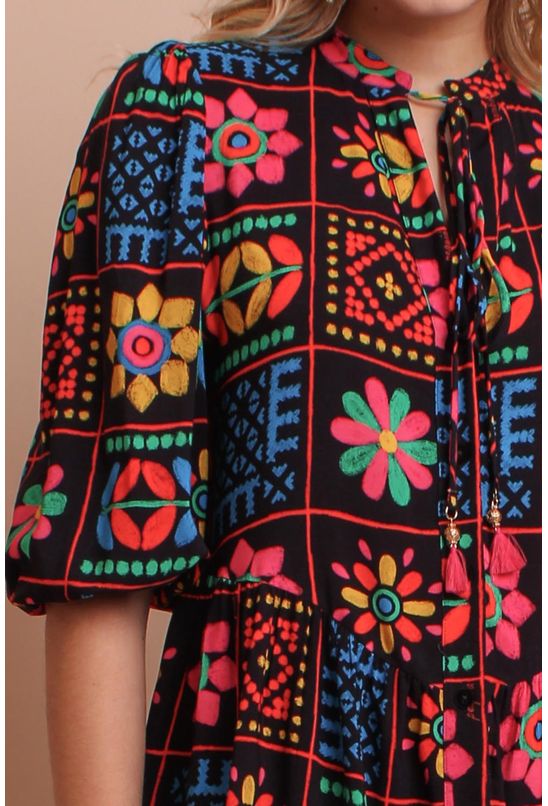 Vestido-curto-bordado-patch-pequia-detalhe