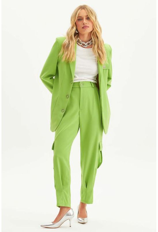 Blazer-alongado-com-abotoamento-lanca-perfume-esquerda