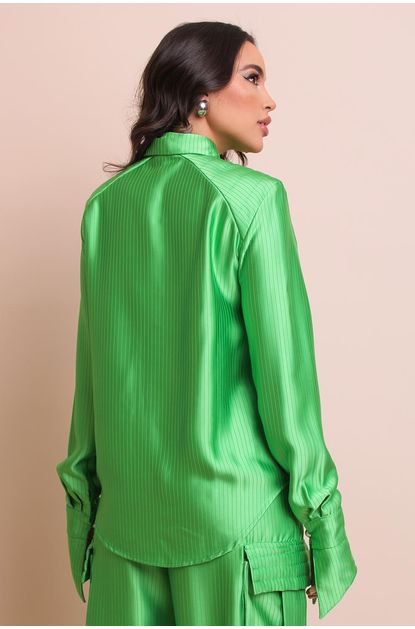 Camisa-acetinada-matelasse-verde-labrava-centro