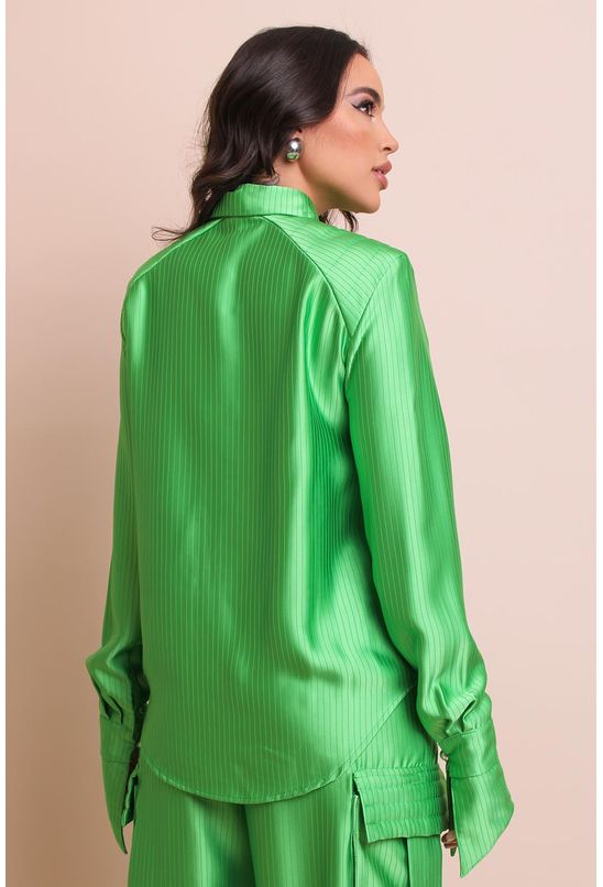 Camisa-acetinada-matelasse-verde-labrava-centro