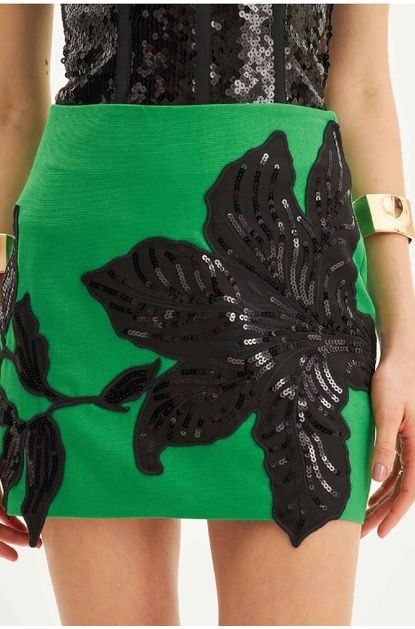 Saia-curta-com-bordado-lanca-perfume-direita