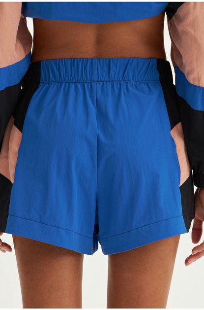 Shorts-mini-com-recortes-lanca-perfume-easy-centro