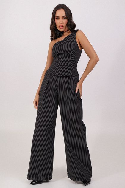 Macacao-ombro-unico-risca-de-giz-preto-labrava--principal Macacao-ombro-unico-risca-de-giz-preto-labrava--principal