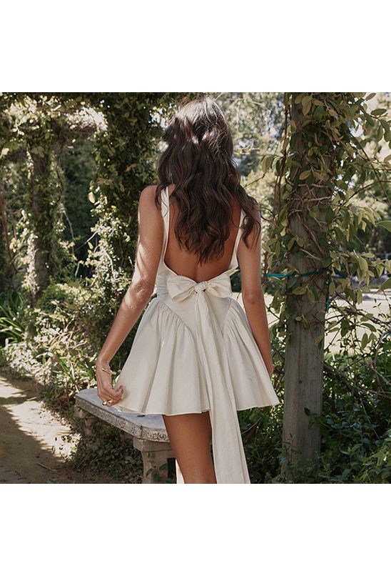Vestido-curto-acinturado-decote-costas-com-laco-branco