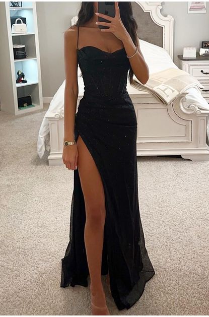 Vestido-longo-alca-fina-com-fenda-lateral-preto