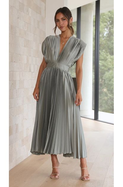 Vestido-midi-plissado-decote-em-v-cinza