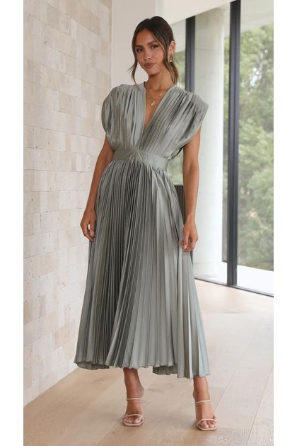 Vestido-midi-plissado-decote-em-v-cinza