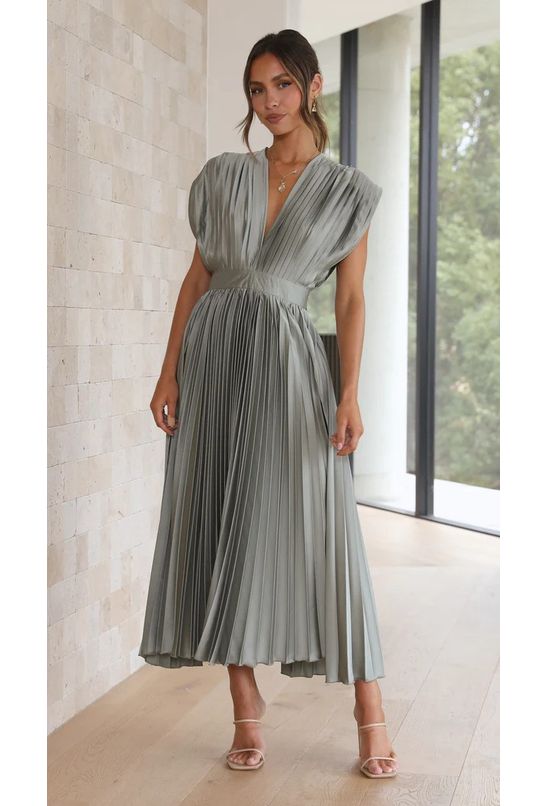 Vestido-midi-plissado-decote-em-v-cinza