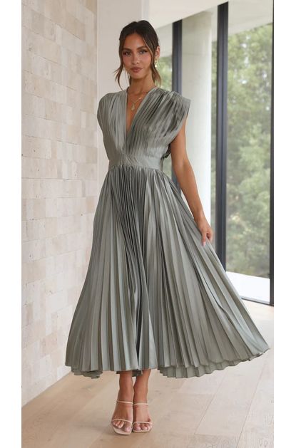 Vestido-midi-plissado-decote-em-v-cinza