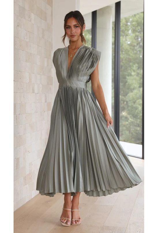 Vestido-midi-plissado-decote-em-v-cinza