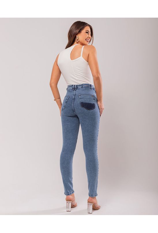 Calça Jeans Feminina Mom com Reserva Nos Bolsos e Joelheira 22887 Média