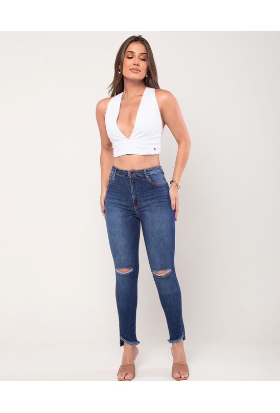 Calça Jeans Feminina Skinny Hot Pants com Barra Irregular Desfiada