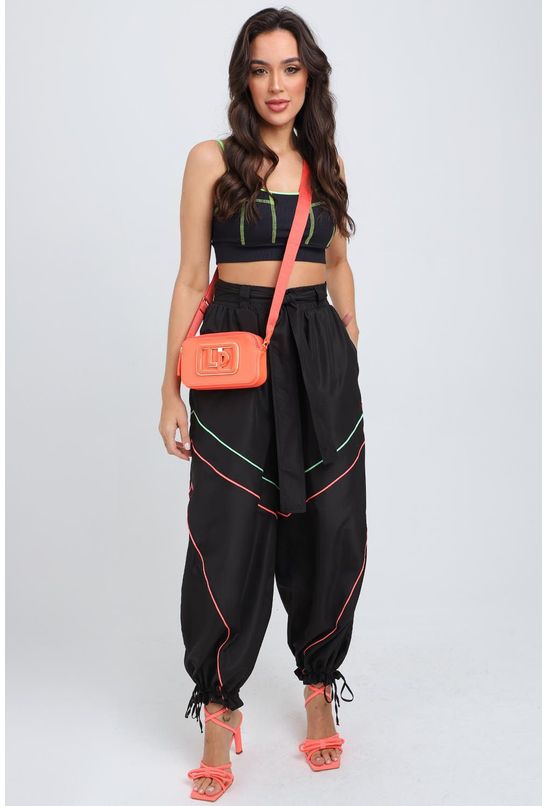 Calca-wide-box-detalhes-lanca-perfume-esquerda